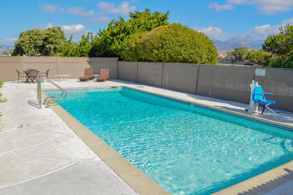 Swimming pool [outdoor]
