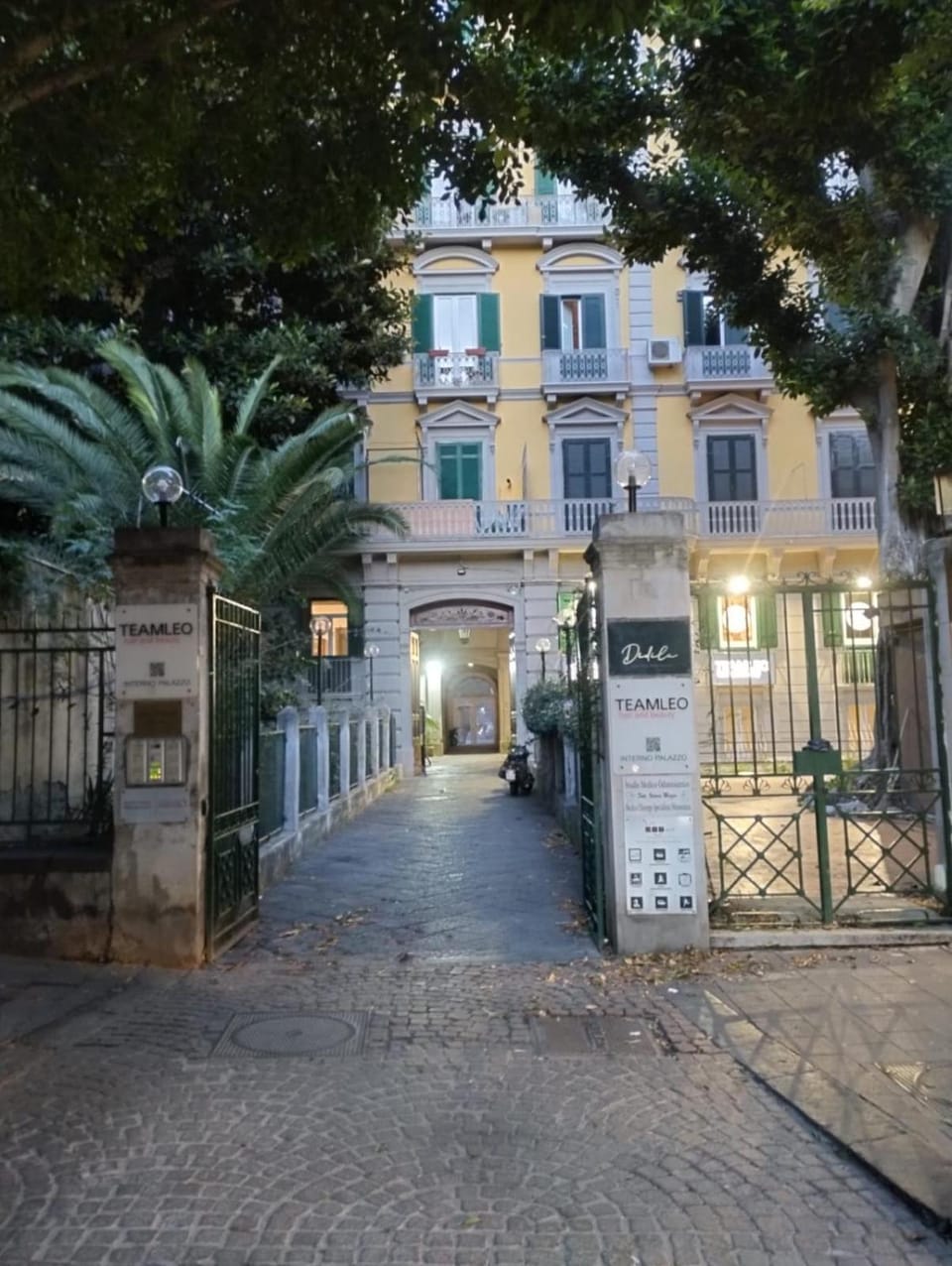 Amedeo Square Hotel in Naples