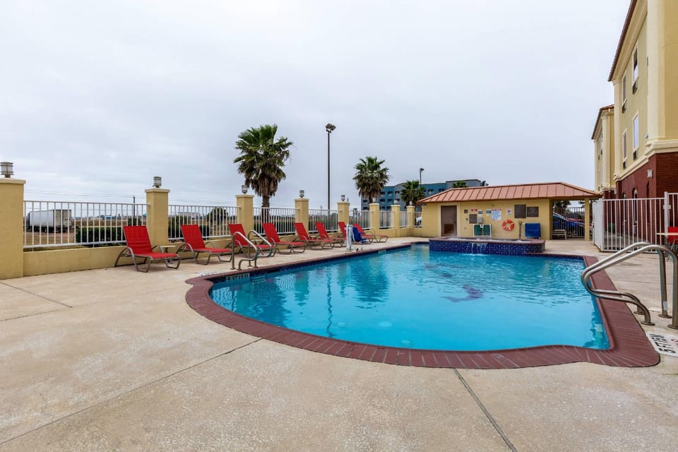 Comfort Suites Galveston Cruise Port Area – Beachside Hotel in Galveston Island