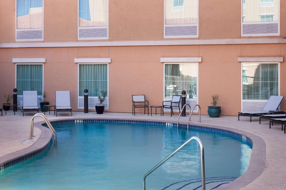 Swimming pool [outdoor]