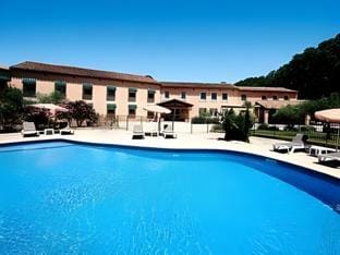 Logis Hotel Le Mas De Jossyl Hotel in La Roque-d'Anthéron