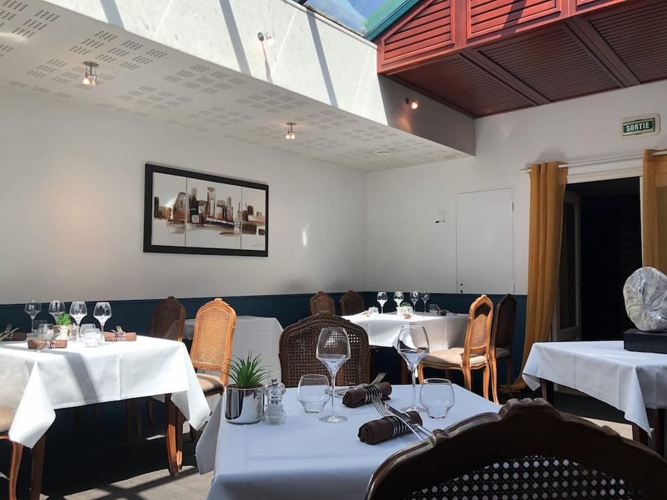 Logis Auberge Saint Thegonnec & son Restaurant Hotel in Finistere