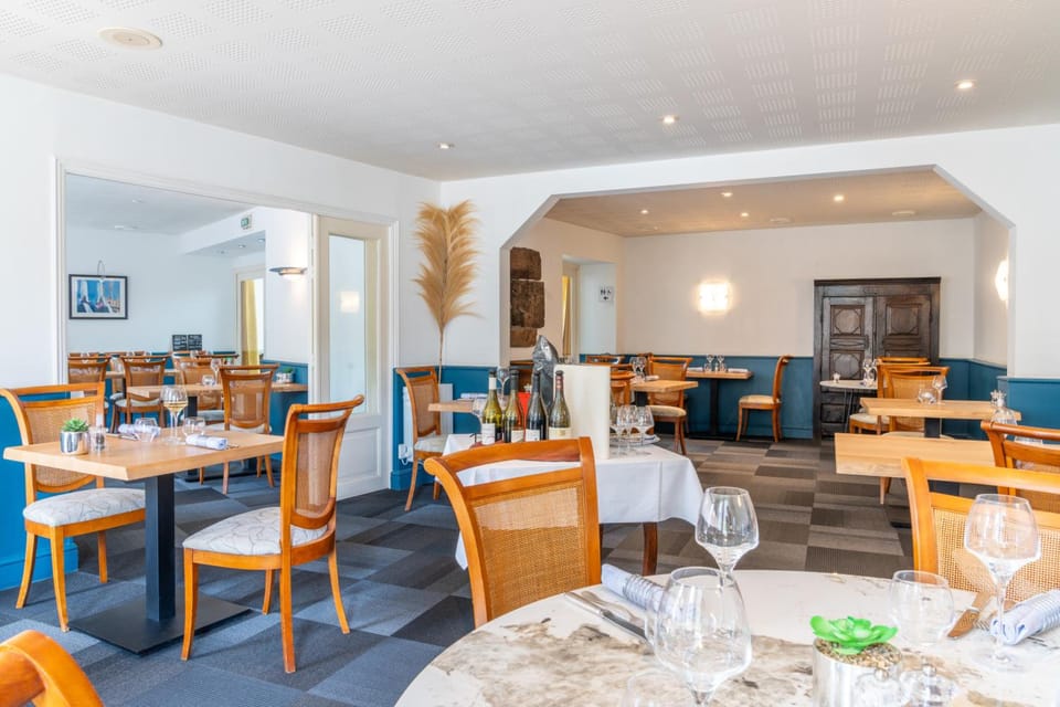Logis Auberge Saint Thegonnec & son Restaurant Hotel in Finistere