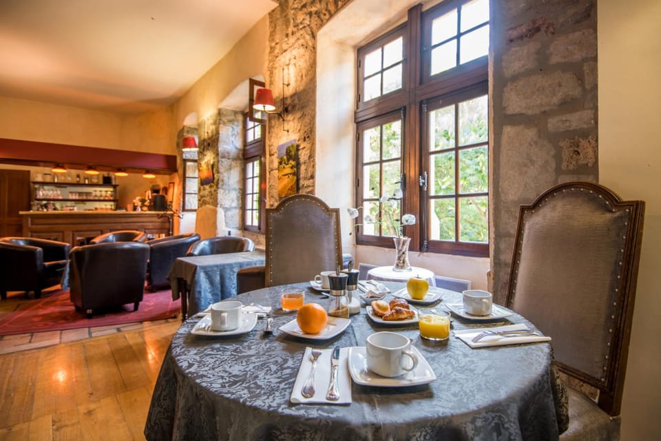 Chateau De La Caze Piscine & Spa - Ste Enimie Hotel in Auvergne-Rhône-Alpes