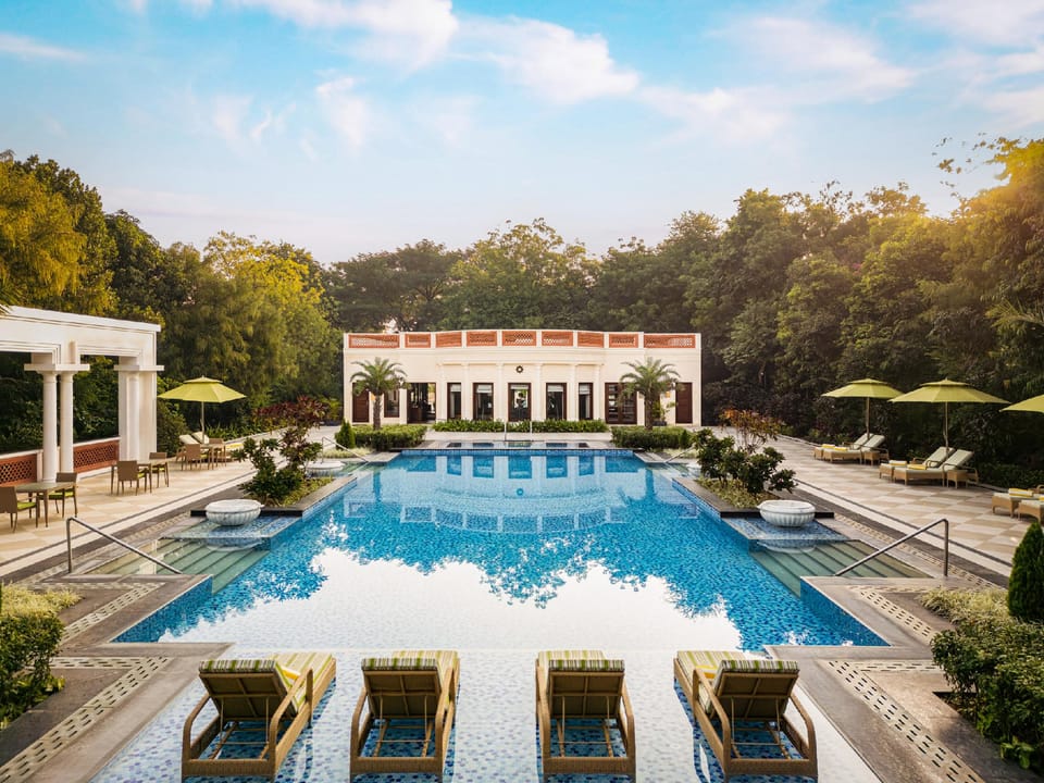 Swimming pool [outdoor]