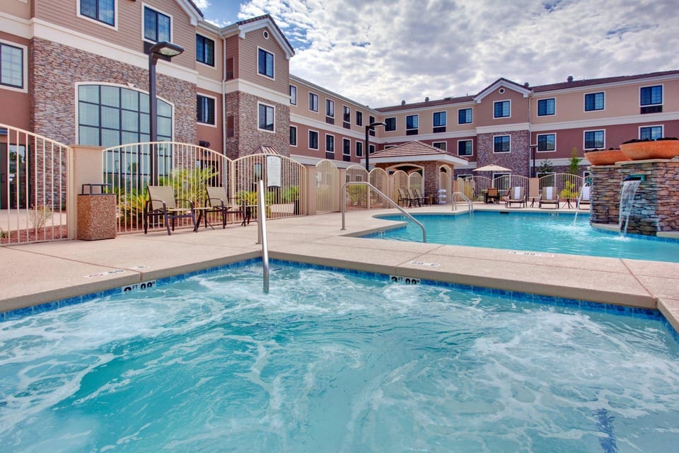 Swimming pool [outdoor]