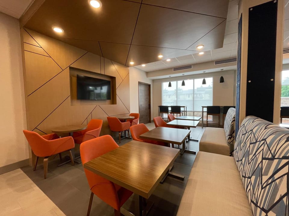 Holiday Inn Express and Suites Ft. Smith Airport By IHG Hotel in Fort Smith