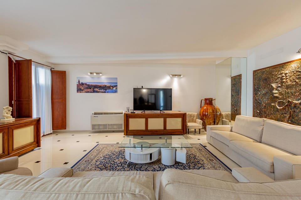 Shared lounge/TV area