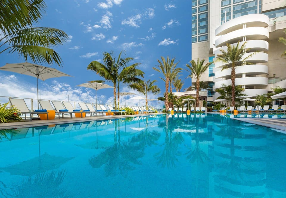 Swimming pool [outdoor]