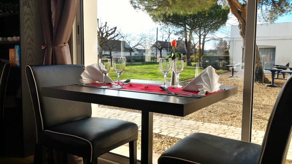 Logis Hotel Restaurant des Chateaux Hotel in Centre-Val de Loire