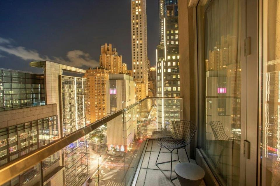 6 Columbus Hotel in Midtown