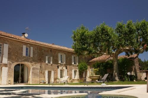 LE MAS DES FLANERAIES Hotel in Pernes-les-Fontaines