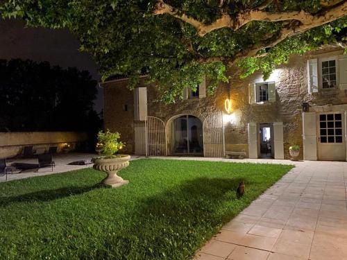 LE MAS DES FLANERAIES Hotel in Pernes-les-Fontaines