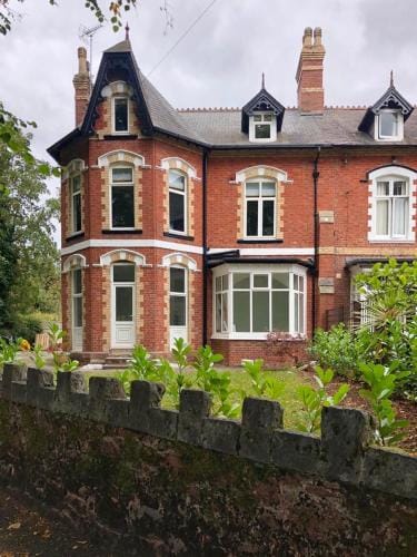 Green Corner Villa - Cosy Luxury in Central Torquay with Free Parking & EV Hotel in Torquay