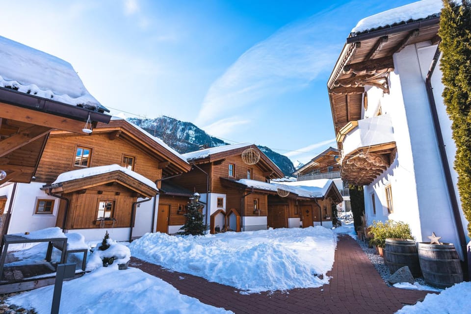 Dorfchalets & Apartments - in Kaprun centre including FREE entry Tauern Spa and Summer Card Hotel in Piesendorf