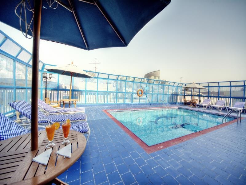 Swimming pool [outdoor]