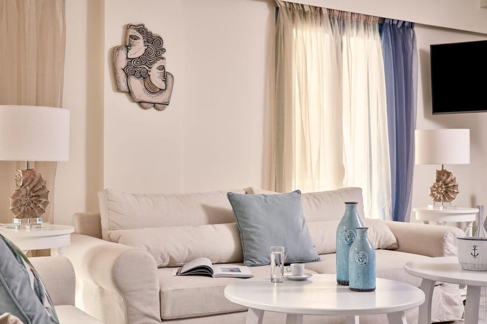 Shared lounge/TV area