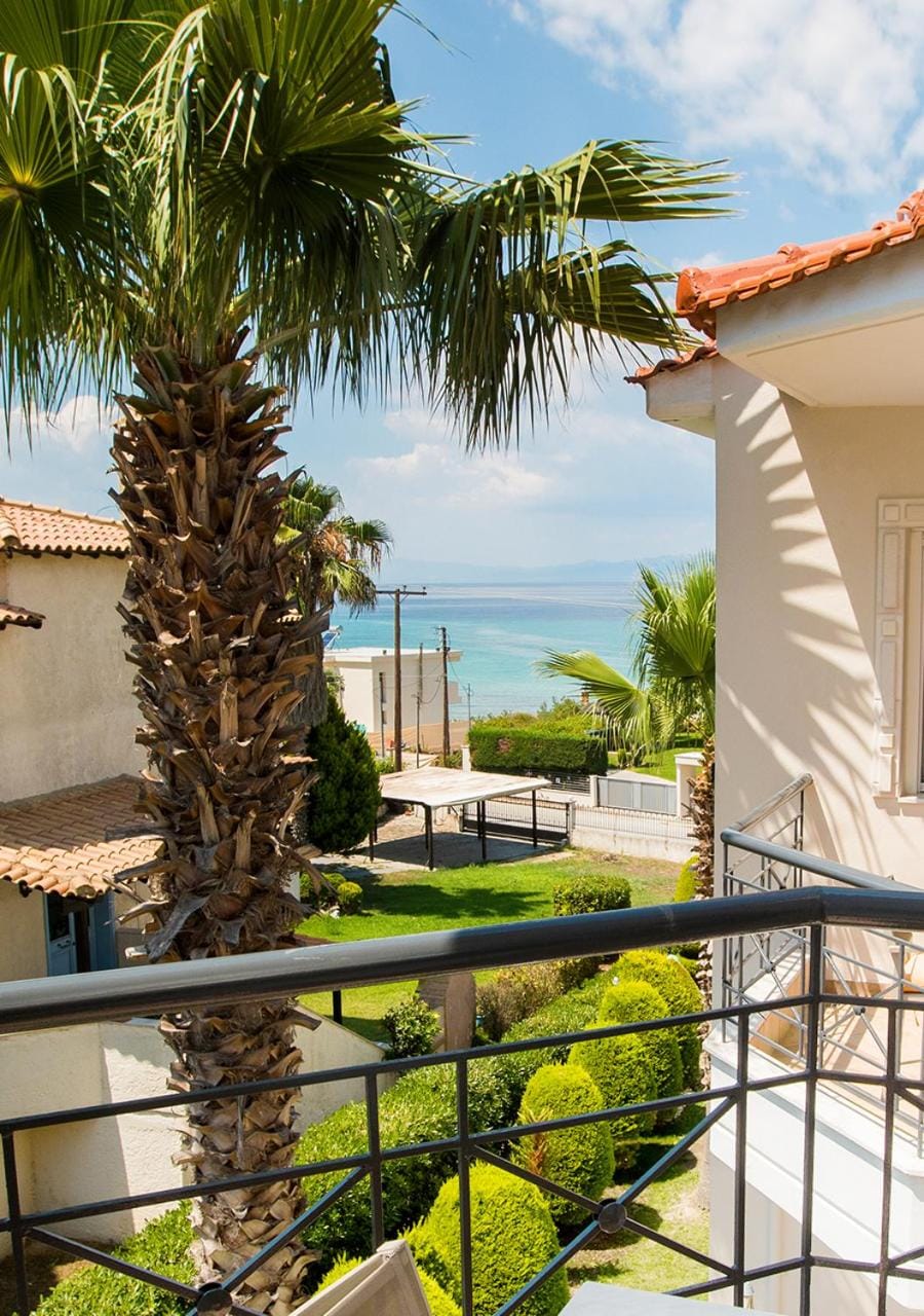 SUN RESIDENCE Exclusive Seaside Suites Hotel in Halkidiki