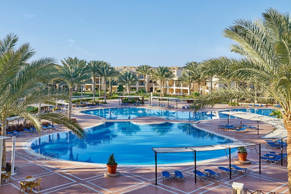 Swimming pool [outdoor]