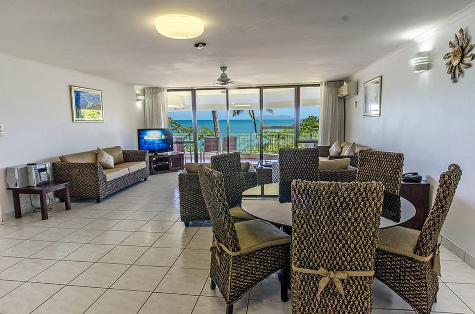 Roydon Beachfront Apartments Apartment hotel in Cairns