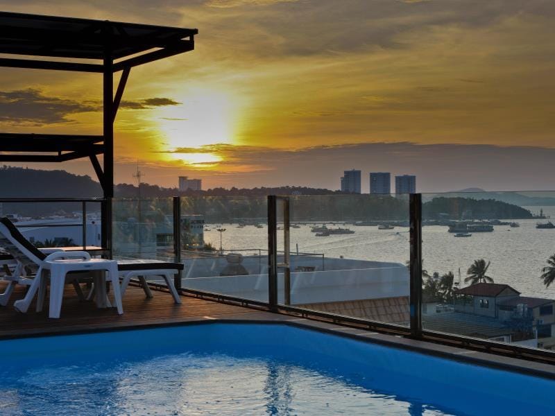 Swimming pool [outdoor]