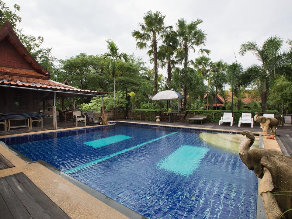 Swimming pool [outdoor]