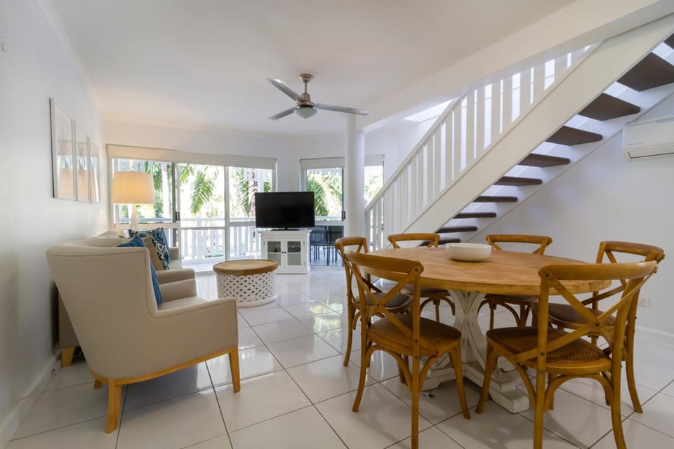 The White House Apartment hotel in Port Douglas