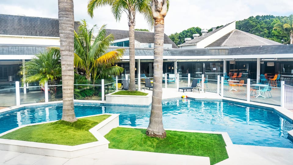 Swimming pool [outdoor]