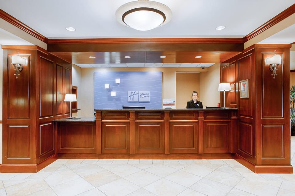Holiday Inn Express & Suites Bloomington By IHG Hotel in Bloomington