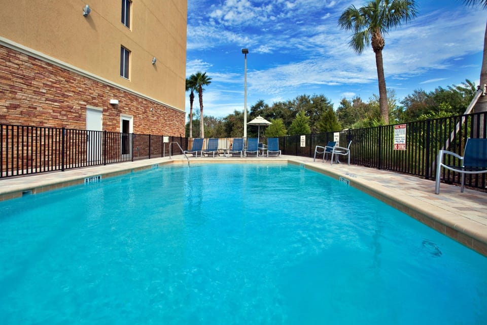 Swimming pool [outdoor]