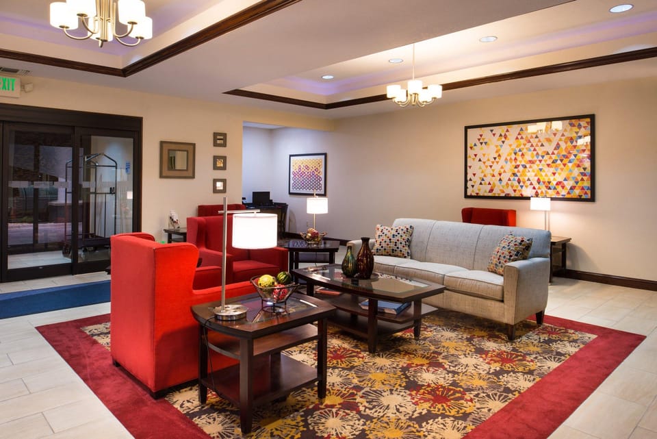 Holiday Inn Express & Suites Pittsburg By IHG Hotel in Ozark Mountains