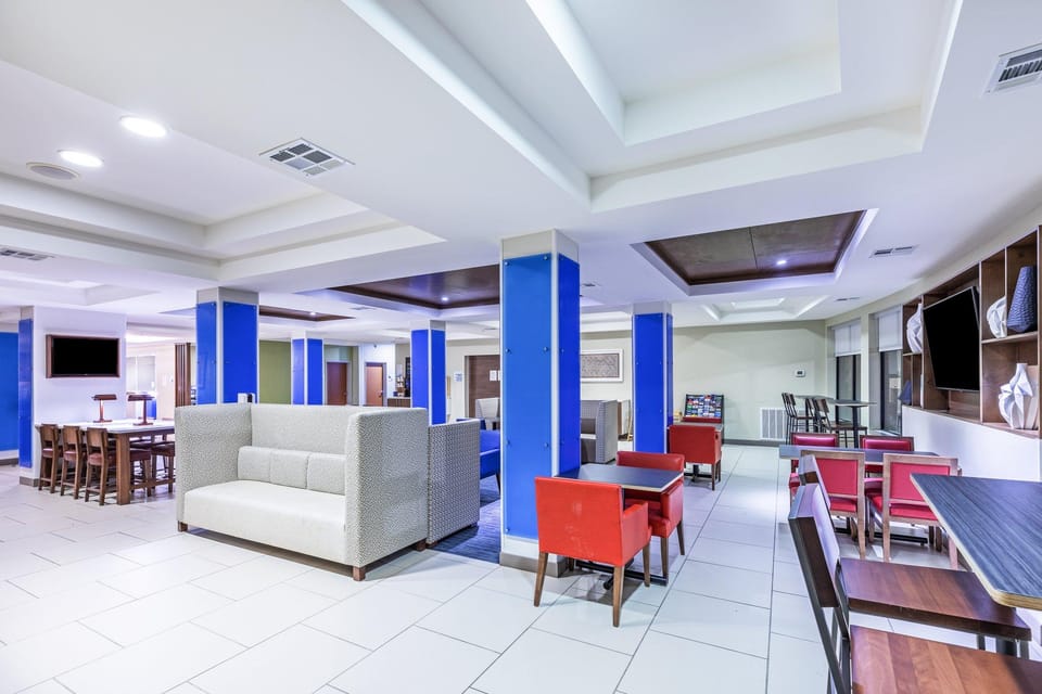 Holiday Inn Express Hotel & Suites Pryor By IHG Hotel in Ozark Mountains