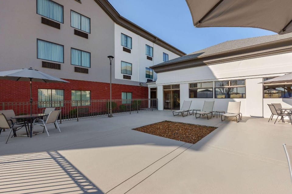 La Quinta Inn & Suites by Wyndham Loudon Hotel in Watts Bar Lake