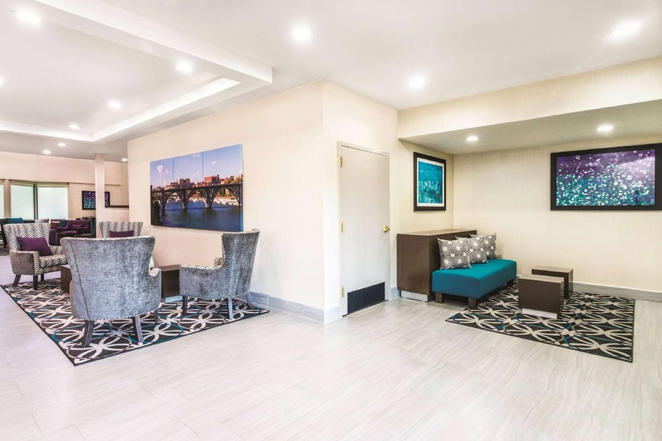 La Quinta Inn & Suites by Wyndham Loudon Hotel in Watts Bar Lake