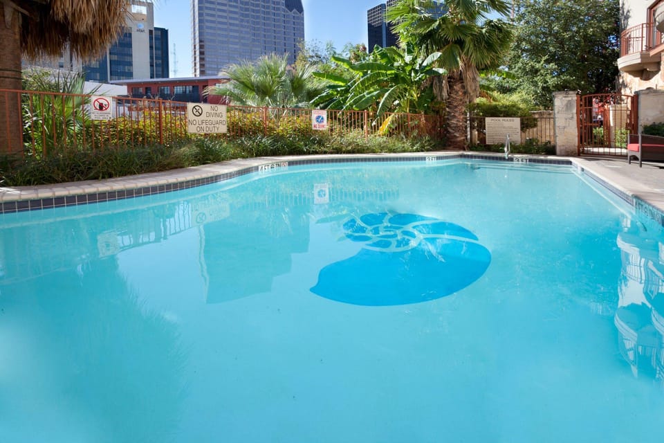 Swimming pool [outdoor]
