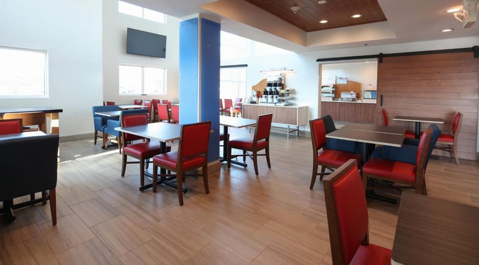 Holiday Inn Express Hotel & Suites Cincinnati Southeast Newport By IHG Hotel in Bellevue