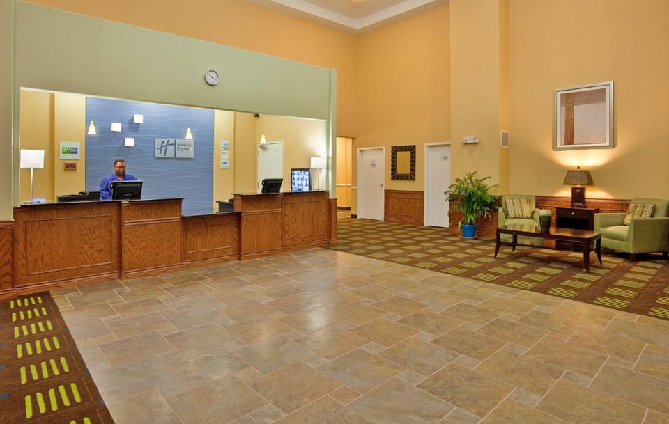 Holiday Inn Express Hotel & Suites Kansas City Sports Complex By IHG Hotel in Kansas City