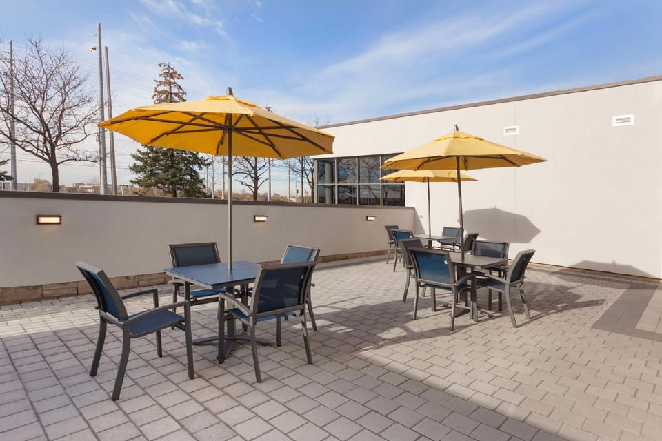GLō Best Western Mississauga Corporate Centre Hotel in Brampton