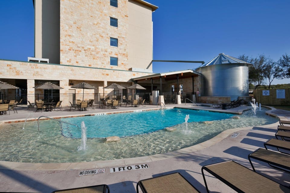 Swimming pool [outdoor]