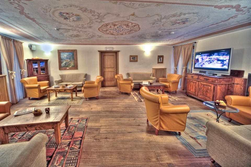 Shared lounge/TV area
