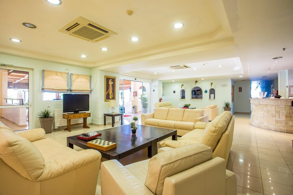 Shared lounge/TV area