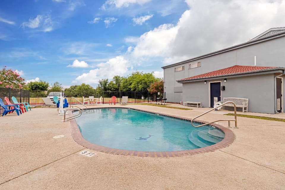 Quality Inn & Suites I-10 near Fiesta Texas Hotel in San Antonio