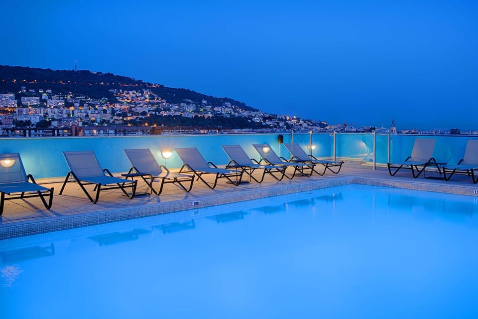 Swimming pool [outdoor]