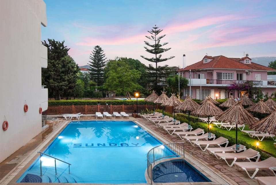 Swimming pool [outdoor]
