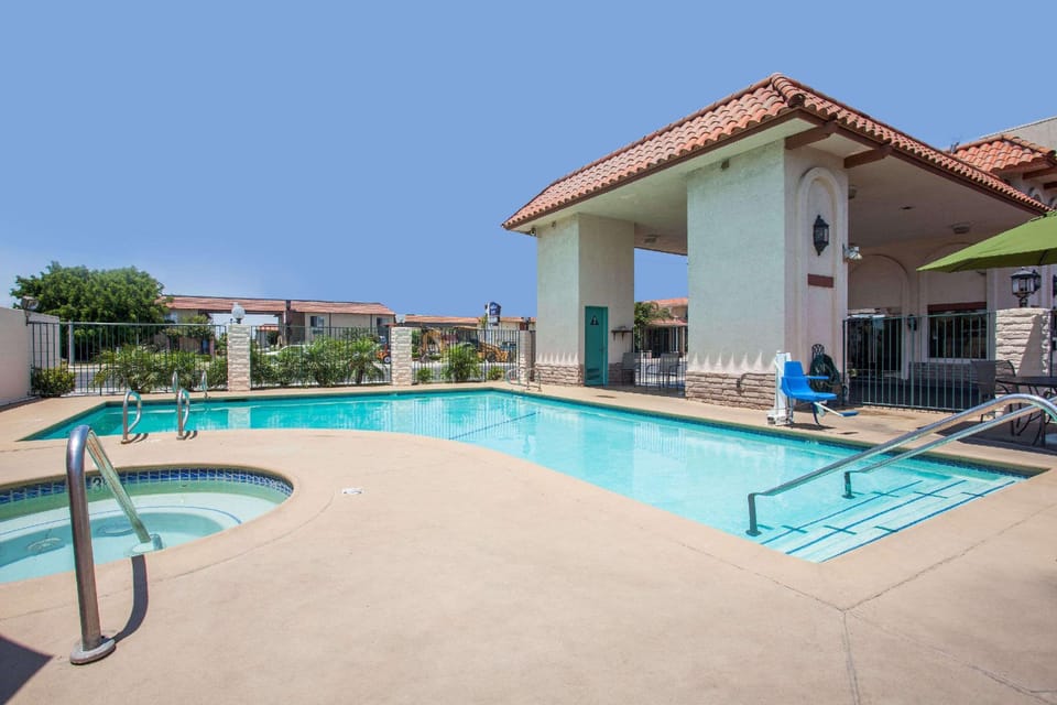 Swimming pool [outdoor]