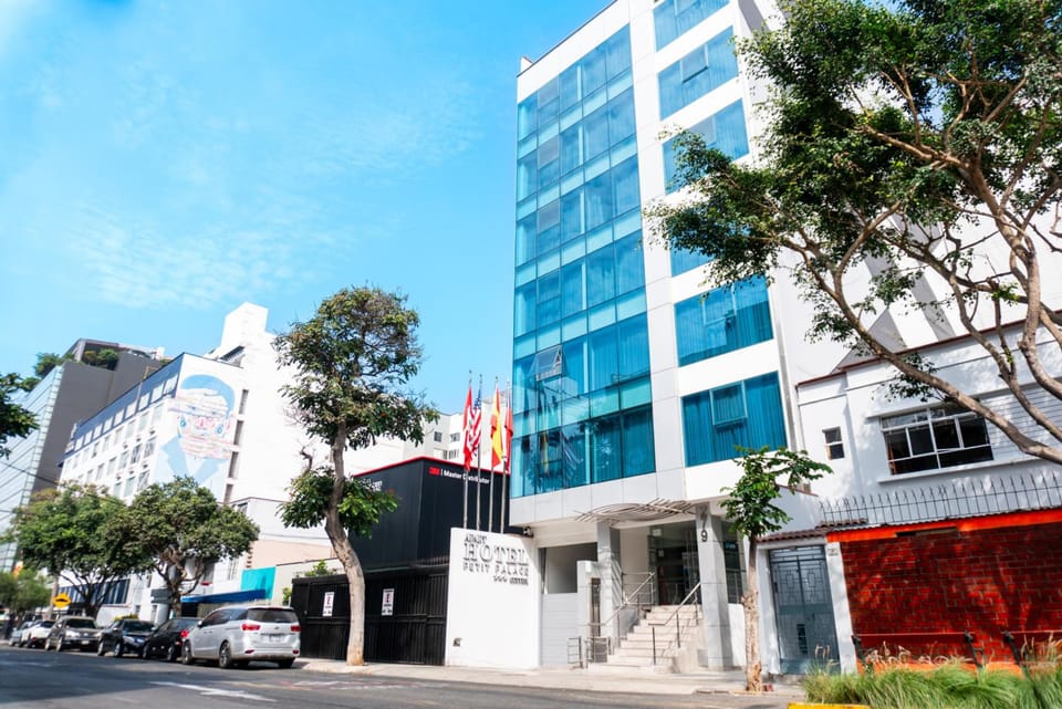 Apart Hotel Petit Palace Suites Apartment hotel in Miraflores