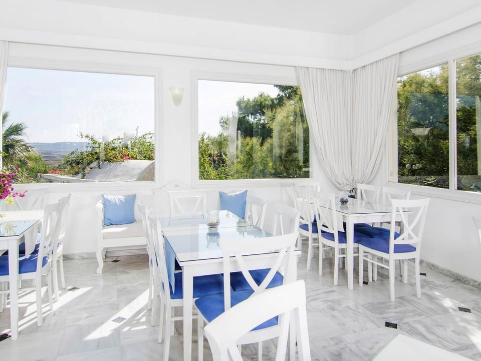 Paradise Resort Apartment hotel in Santorini