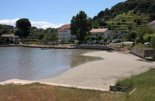 Apartments and rooms by the sea Supetarska Draga - Donja, Rab - 2001 Hotel in Supetarska Draga