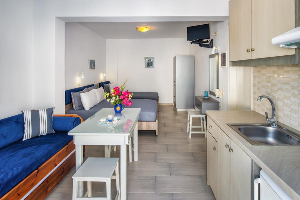 Honeymoon Beach Studios Apartment hotel in Santorini
