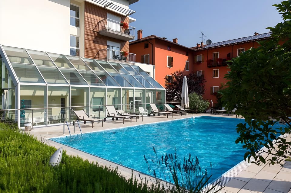 Swimming pool [outdoor]